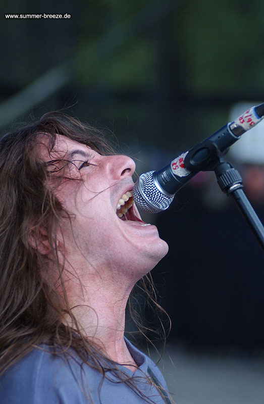 Bild eines Mitglieds der Band Napalm Death beim Live Auftritt auf dem Summer Breeze 2003.